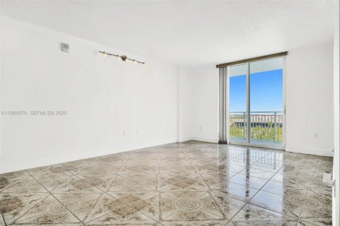 Condo in Miami, Florida, 2 bedrooms  № 2029061 - photo 17