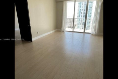 Condo in Miami, Florida, 2 bedrooms  № 1994799 - photo 2