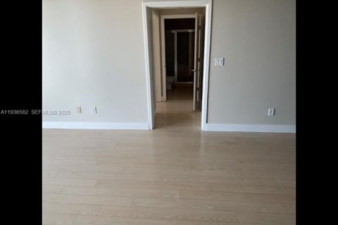 Condo in Miami, Florida, 2 bedrooms  № 1994799 - photo 4