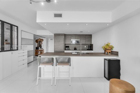 Condo in Sunny Isles Beach, Florida, 2 bedrooms № 2188274 - photo 15