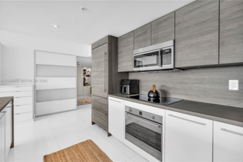 Condo in Sunny Isles Beach, Florida, 2 bedrooms № 2188274 - photo 13
