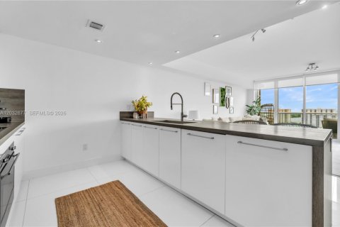 Condo in Sunny Isles Beach, Florida, 2 bedrooms № 2188274 - photo 11