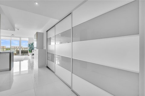 Condo in Sunny Isles Beach, Florida, 2 bedrooms № 2188274 - photo 2
