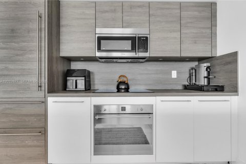 Condo in Sunny Isles Beach, Florida, 2 bedrooms № 2188274 - photo 12