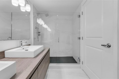Condo in Sunny Isles Beach, Florida, 2 bedrooms № 2188274 - photo 28