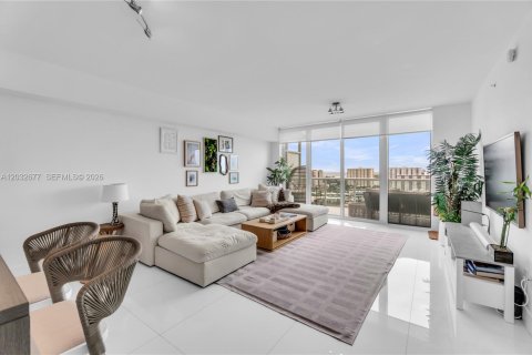 Condo in Sunny Isles Beach, Florida, 2 bedrooms № 2188274 - photo 18