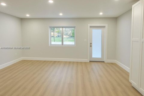 Casa en venta en Opa-locka, Florida, 3 dormitorios, 91.79 m2 № 2001838 - foto 4