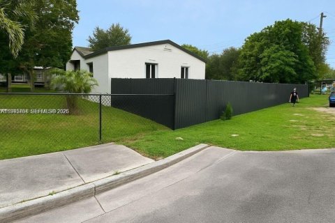 Casa en venta en Opa-locka, Florida, 3 dormitorios, 91.79 m2 № 2001838 - foto 2