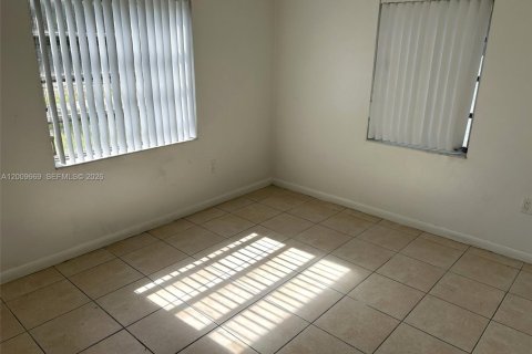 House in Miami, Florida 3 bedrooms, 148.64 sq.m. № 2073251 - photo 5