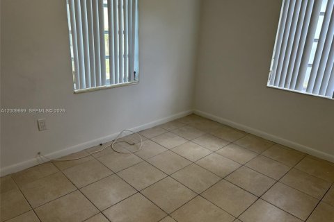 House in Miami, Florida 3 bedrooms, 148.64 sq.m. № 2073251 - photo 7