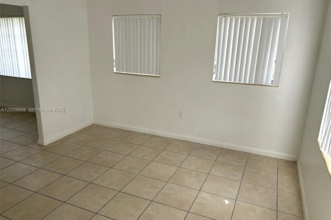 House in Miami, Florida 3 bedrooms, 148.64 sq.m. № 2073251 - photo 2