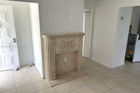 House in Miami, Florida 3 bedrooms, 148.64 sq.m. № 2073251 - photo 3