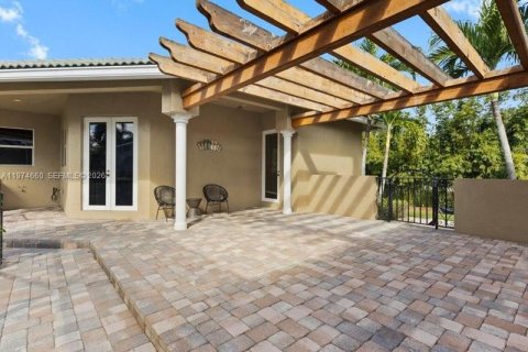 Casa en venta en Plantation, Florida, 7 dormitorios, 390.84 m2 № 2041280 - foto 24