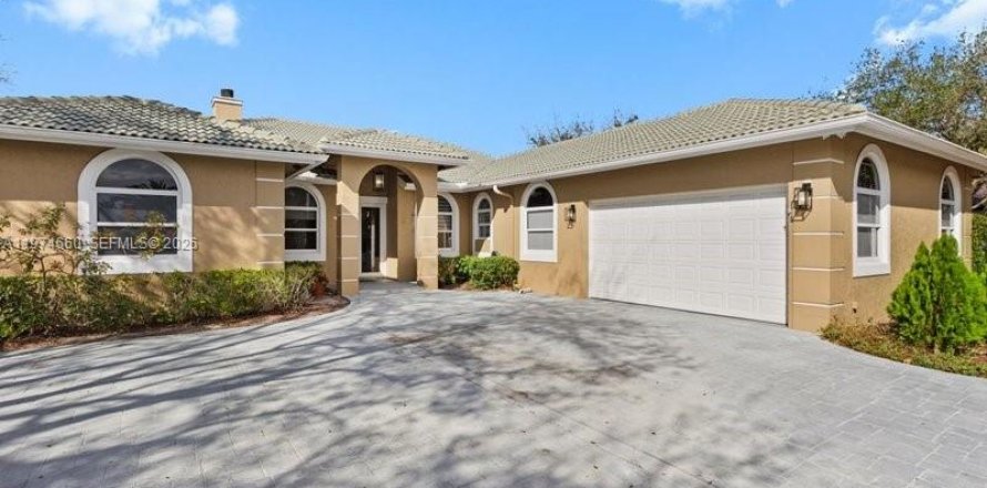 Casa en Plantation, Florida 7 dormitorios, 390.84 m2 № 2041280