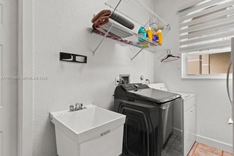 Casa en venta en Plantation, Florida, 7 dormitorios, 390.84 m2 № 2041280 - foto 26