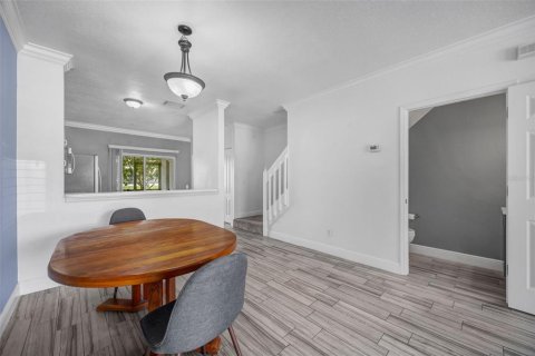 Townhouse in Tampa, Florida 2 bedrooms, 110 sq.m. № 2201470 - photo 11