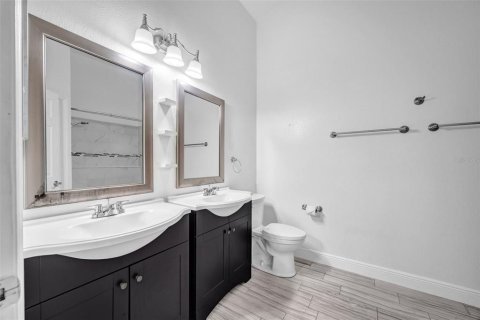 Townhouse in Tampa, Florida 2 bedrooms, 110 sq.m. № 2201470 - photo 29