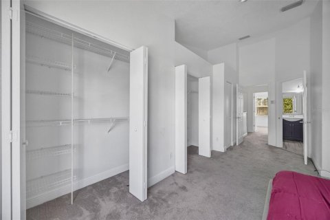 Townhouse in Tampa, Florida 2 bedrooms, 110 sq.m. № 2201470 - photo 26