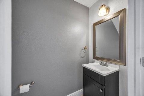 Townhouse in Tampa, Florida 2 bedrooms, 110 sq.m. № 2201470 - photo 20