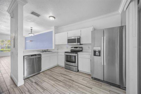 Townhouse in Tampa, Florida 2 bedrooms, 110 sq.m. № 2201470 - photo 16