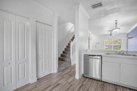 Townhouse in Tampa, Florida 2 bedrooms, 110 sq.m. № 2201470 - photo 15