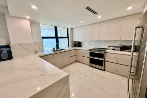 Снять в аренду кондоминиум в Бэл-Харбор, Флорида 2 спальни, 128.95м2, № 2050820 - фото 10