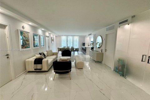 Снять в аренду кондоминиум в Бэл-Харбор, Флорида 2 спальни, 128.95м2, № 2050820 - фото 5