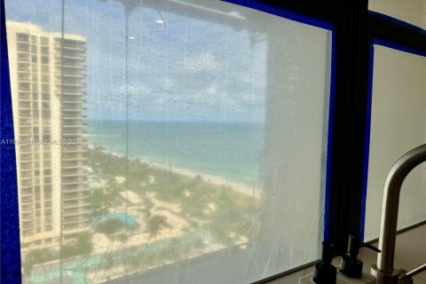 Снять в аренду кондоминиум в Бэл-Харбор, Флорида 2 спальни, 128.95м2, № 2050820 - фото 12