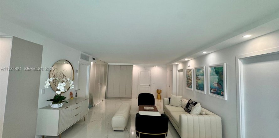 Кондоминиум с 2 спальнями в Бэл-Харбор, Флорида № 2050820