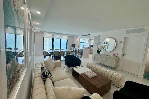 Снять в аренду кондоминиум в Бэл-Харбор, Флорида 2 спальни, 128.95м2, № 2050820 - фото 3