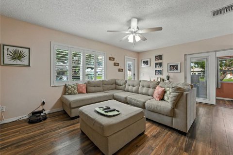 Condo in Sun City Center, Florida, 1 bedroom  № 1840539 - photo 12