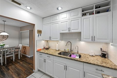Condo in Sun City Center, Florida, 1 bedroom  № 1840539 - photo 14
