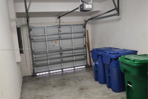 Townhouse in Miramar, Florida 3 bedrooms, 155.05 sq.m. № 2003618 - photo 24