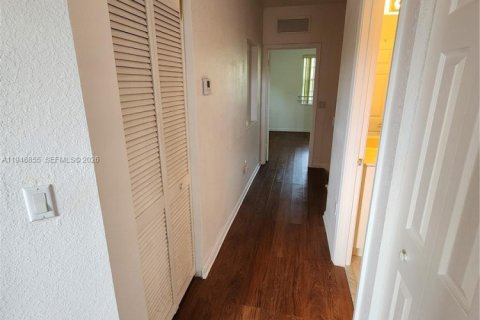 Townhouse in Miramar, Florida 3 bedrooms, 155.05 sq.m. № 2003618 - photo 22