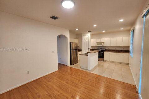 Townhouse in Miramar, Florida 3 bedrooms, 155.05 sq.m. № 2003618 - photo 4