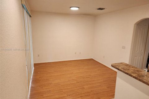 Townhouse in Miramar, Florida 3 bedrooms, 155.05 sq.m. № 2003618 - photo 6