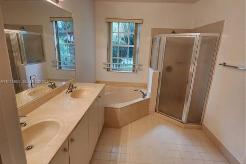 Townhouse in Miramar, Florida 3 bedrooms, 155.05 sq.m. № 2003618 - photo 25