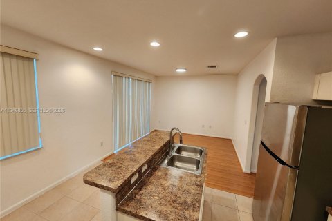 Townhouse in Miramar, Florida 3 bedrooms, 155.05 sq.m. № 2003618 - photo 5