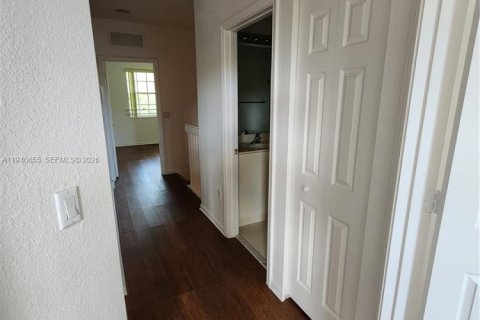 Townhouse in Miramar, Florida 3 bedrooms, 155.05 sq.m. № 2003618 - photo 23