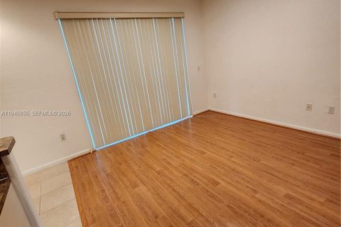 Townhouse in Miramar, Florida 3 bedrooms, 155.05 sq.m. № 2003618 - photo 9