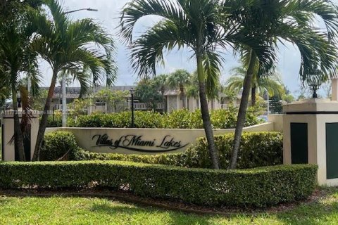 Condominio en Miami Lakes, Florida, 2 dormitorios  № 2034250
