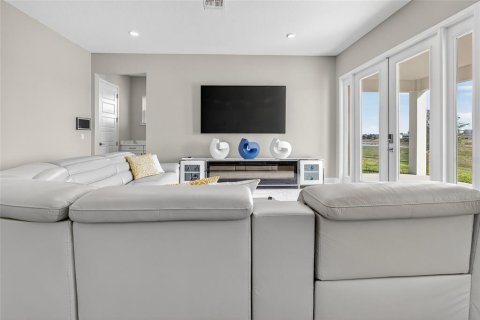 House in Winter Garden, Florida 4 bedrooms, 292.08 sq.m. № 2103822 - photo 13