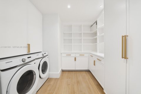 Condo in Miami, Florida, 4 bedrooms № 2052073 - photo 15