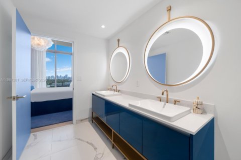Condo in Miami, Florida, 4 bedrooms № 2052073 - photo 29