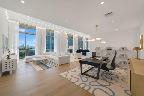 Condo in Miami, Florida, 4 bedrooms № 2052073 - photo 1