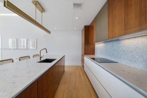 Condo in Miami, Florida, 4 bedrooms № 2052073 - photo 12