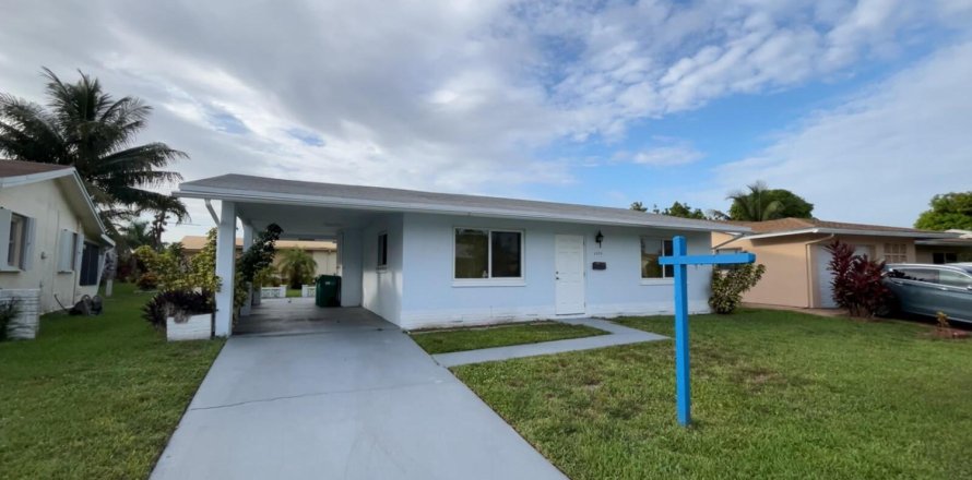 House in Tamarac, Florida 2 bedrooms, 101.82 sq.m. № 2186575