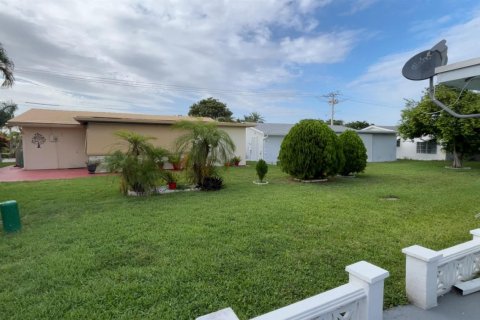House in Tamarac, Florida 2 bedrooms, 101.82 sq.m. № 2186575 - photo 15