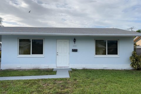 House in Tamarac, Florida 2 bedrooms, 101.82 sq.m. № 2186575 - photo 2