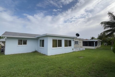 House in Tamarac, Florida 2 bedrooms, 101.82 sq.m. № 2186575 - photo 13